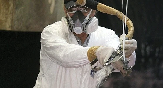 Aplicación de resina y fibra de vidrio con equipos Graco.