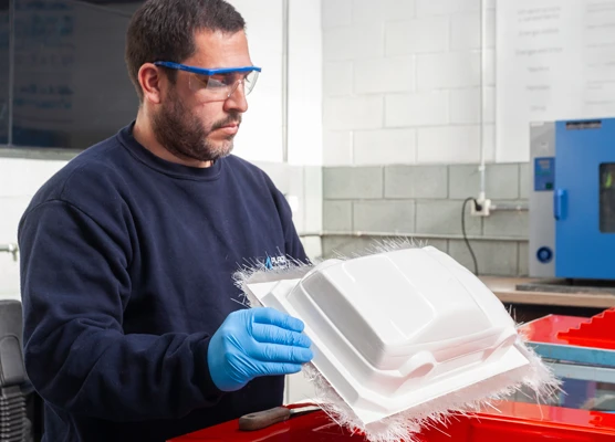 Uso de EPP durante tareas de manipulación.